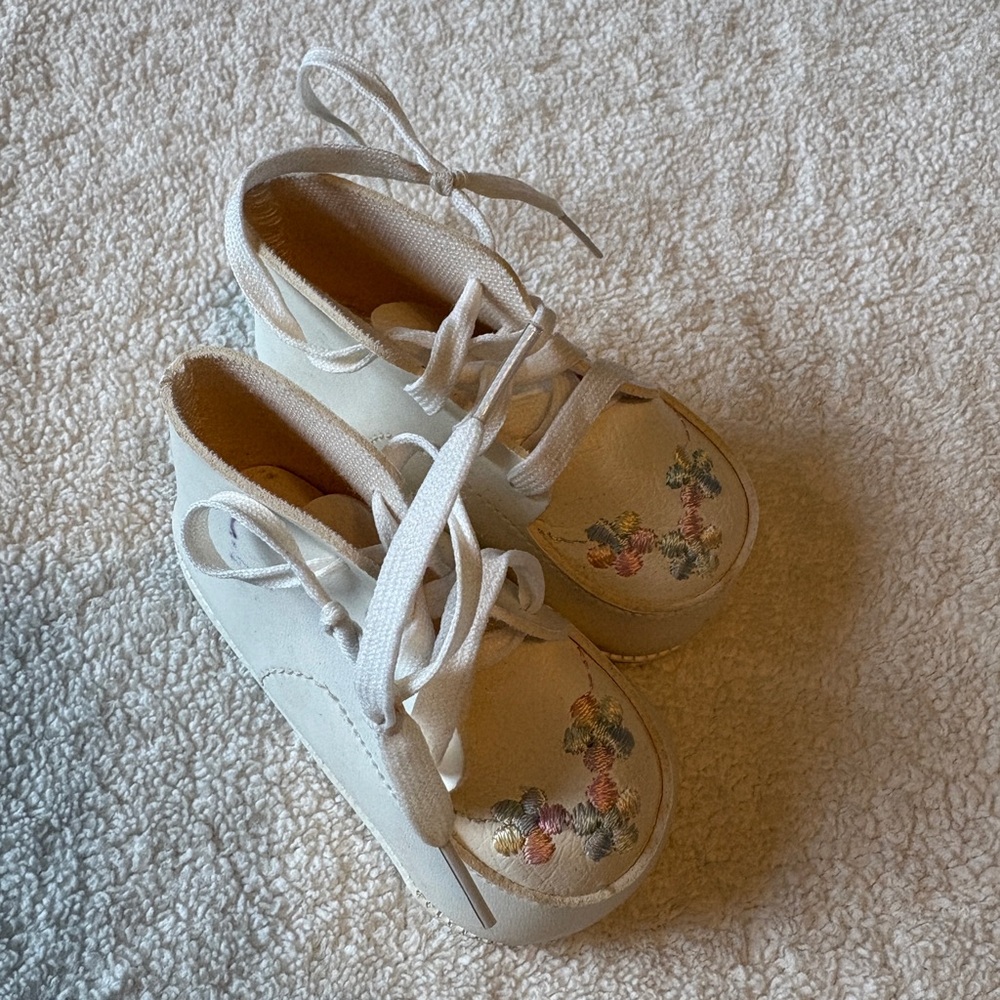 Vintage Newborn/Infant Embroidered Shoe, Soft White W Floral Embroidery